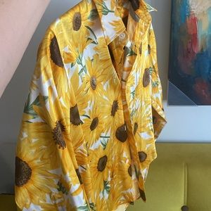 Authentic Dolce & Gabbana shirt/blouse. No damages. Size 40